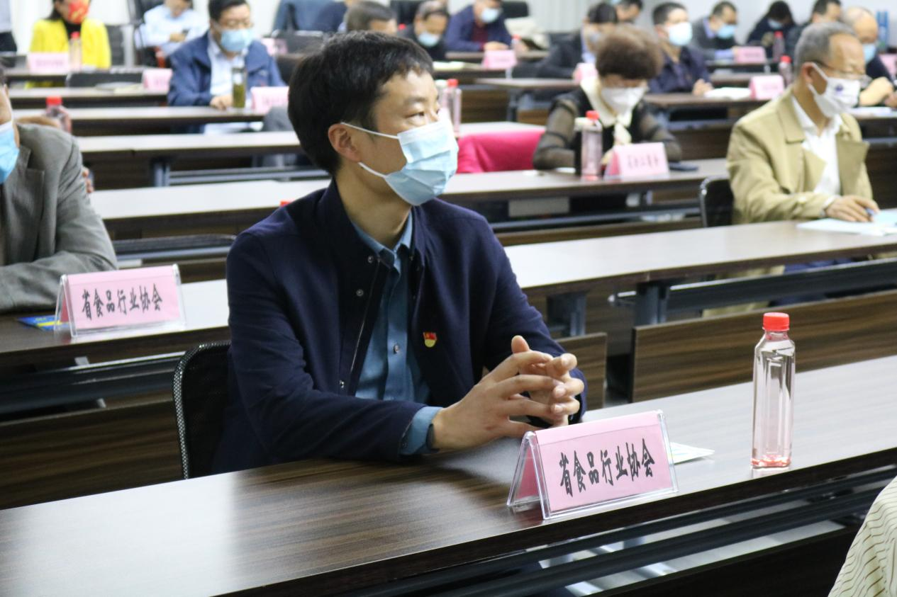 安徽省食品行業(yè)協(xié)會(huì)副會(huì)長(zhǎng)兼秘書(shū)長(zhǎng)、國(guó)科檢測(cè)董事長(zhǎng)邵棟梁在認(rèn)真學(xué)習(xí)黨的二十大精神